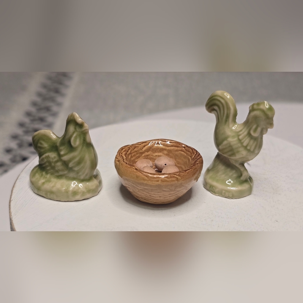 Wade Eng Small Rooster & Hen & Nest [ Read Details ]